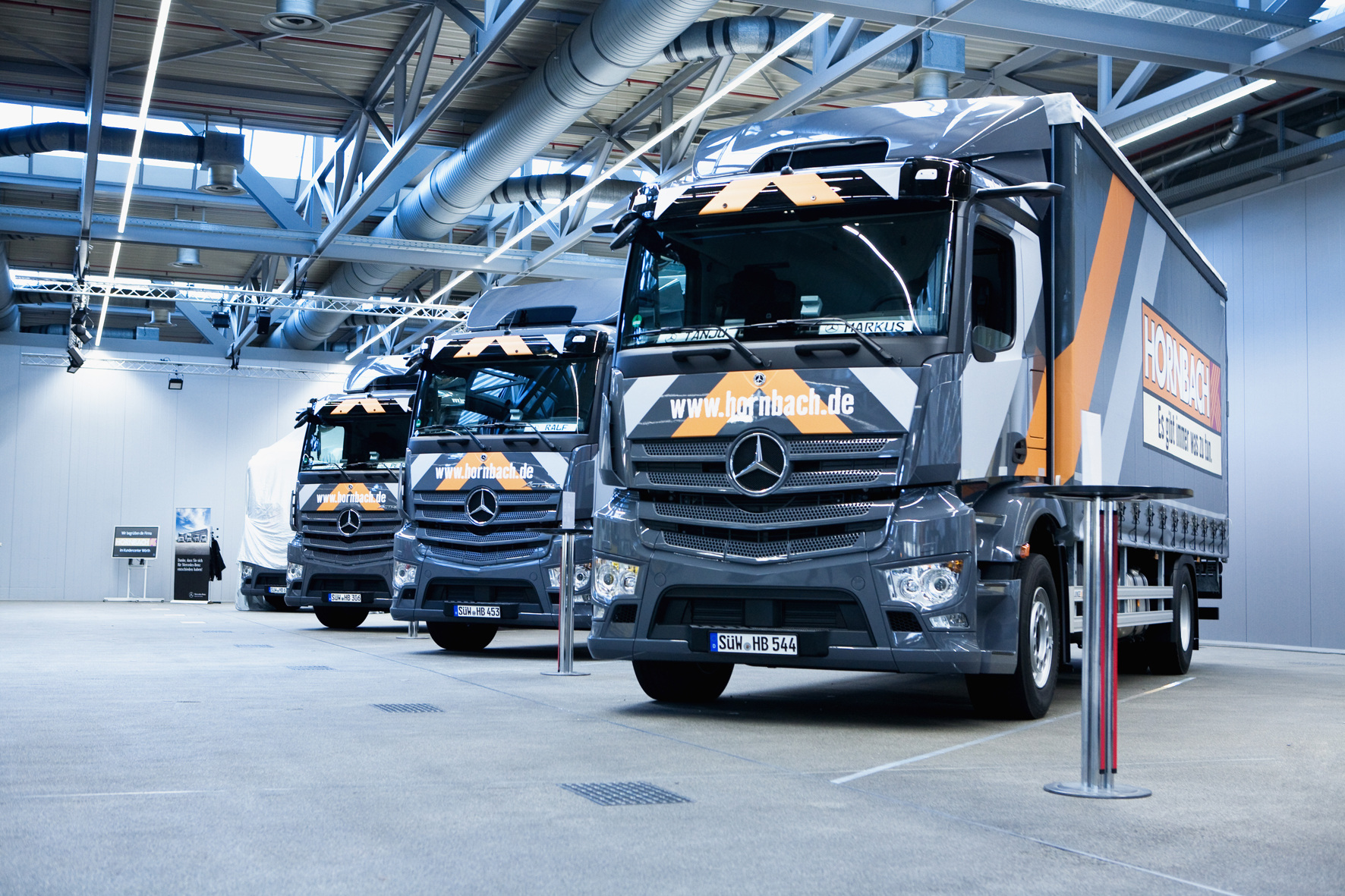 Nagelneu vom Band des Lkw-Werks in Wörth: Rund 30 Mercedes-Benz Actros verstärken künftig den Fuhrpark der Hornbach Baumarkt AG. 34 neue Lkw für den Logistik-Fuhrpark: Hornbach setzt auf den Mercedes-Benz Actros