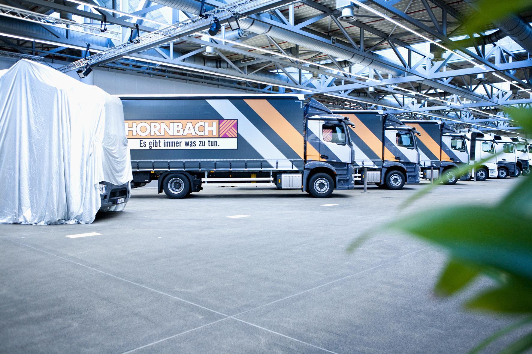 Nagelneu vom Band des Lkw-Werks in Wörth: Rund 30 Mercedes-Benz Actros verstärken künftig den Fuhrpark der Hornbach Baumarkt AG. 34 neue Lkw für den Logistik-Fuhrpark: Hornbach setzt auf den Mercedes-Benz Actros