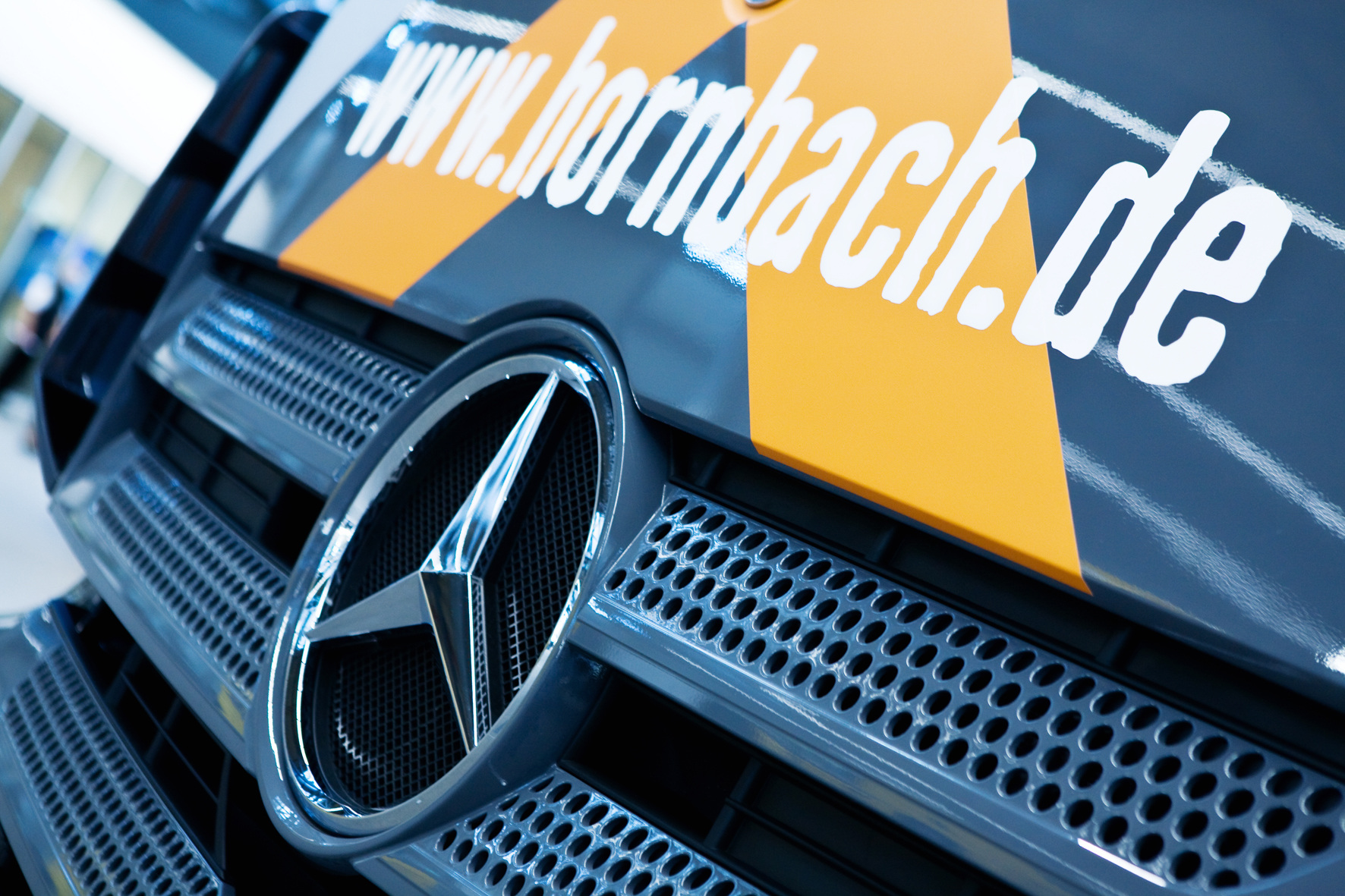 Nagelneu vom Band des Lkw-Werks in Wörth: Rund 30 Mercedes-Benz Actros verstärken künftig den Fuhrpark der Hornbach Baumarkt AG. 34 neue Lkw für den Logistik-Fuhrpark: Hornbach setzt auf den Mercedes-Benz Actros