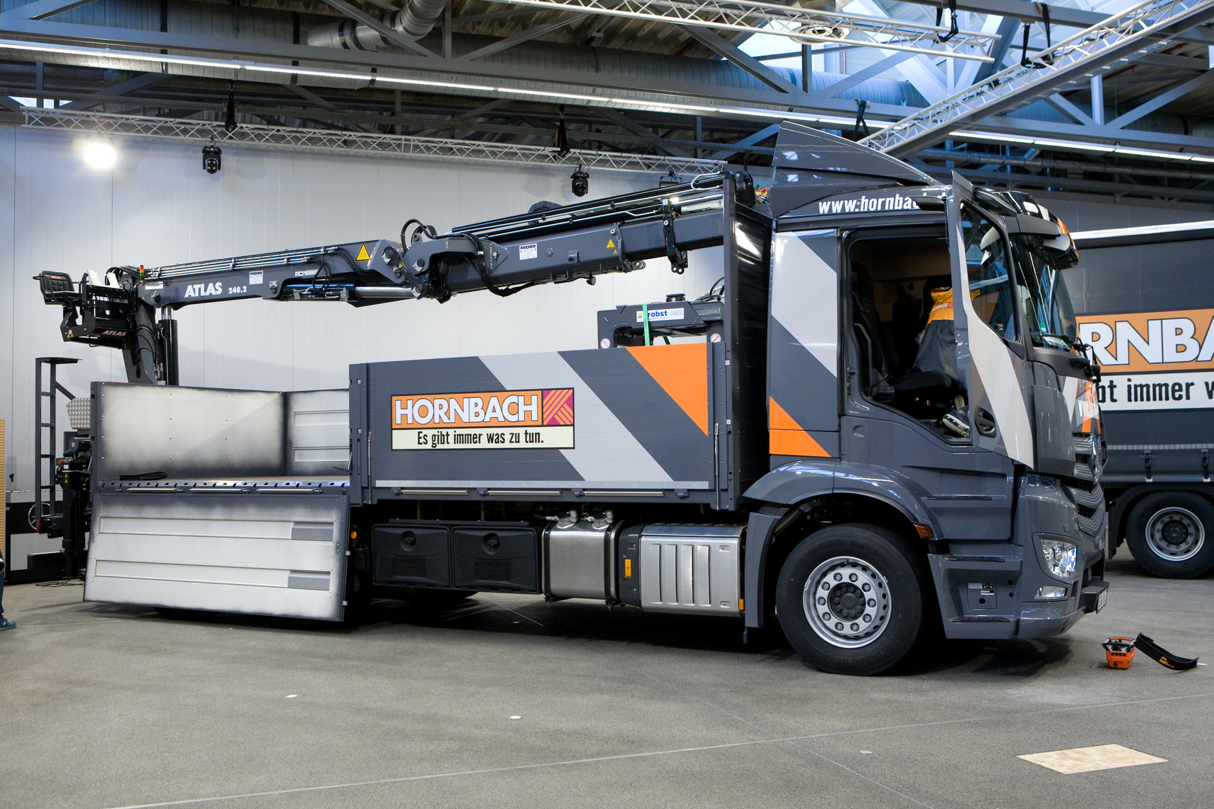 Nagelneu vom Band des Lkw-Werks in Wörth: Rund 30 Mercedes-Benz Actros verstärken künftig den Fuhrpark der Hornbach Baumarkt AG. 34 neue Lkw für den Logistik-Fuhrpark: Hornbach setzt auf den Mercedes-Benz Actros