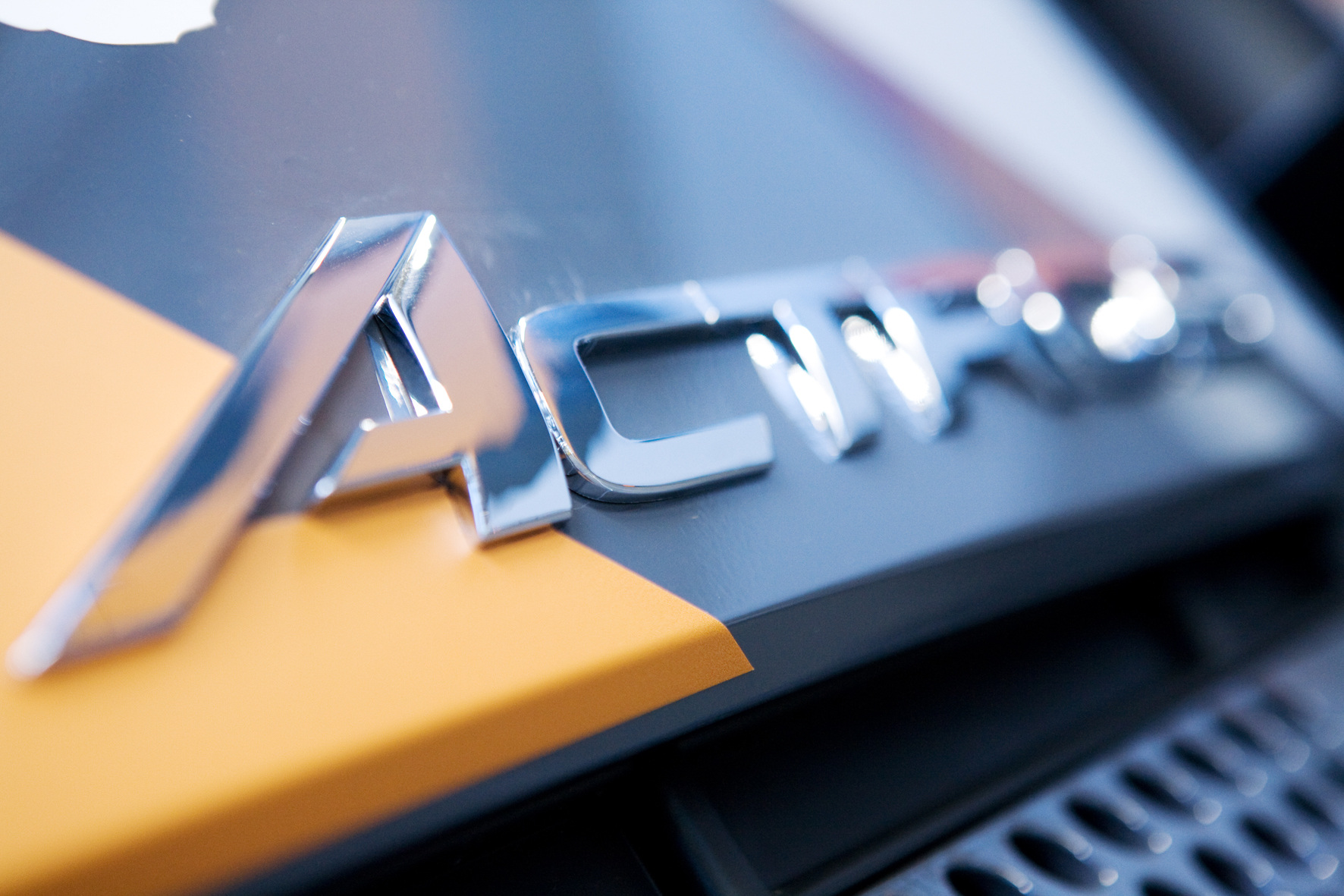 Nagelneu vom Band des Lkw-Werks in Wörth: Rund 30 Mercedes-Benz Actros verstärken künftig den Fuhrpark der Hornbach Baumarkt AG. 34 neue Lkw für den Logistik-Fuhrpark: Hornbach setzt auf den Mercedes-Benz Actros