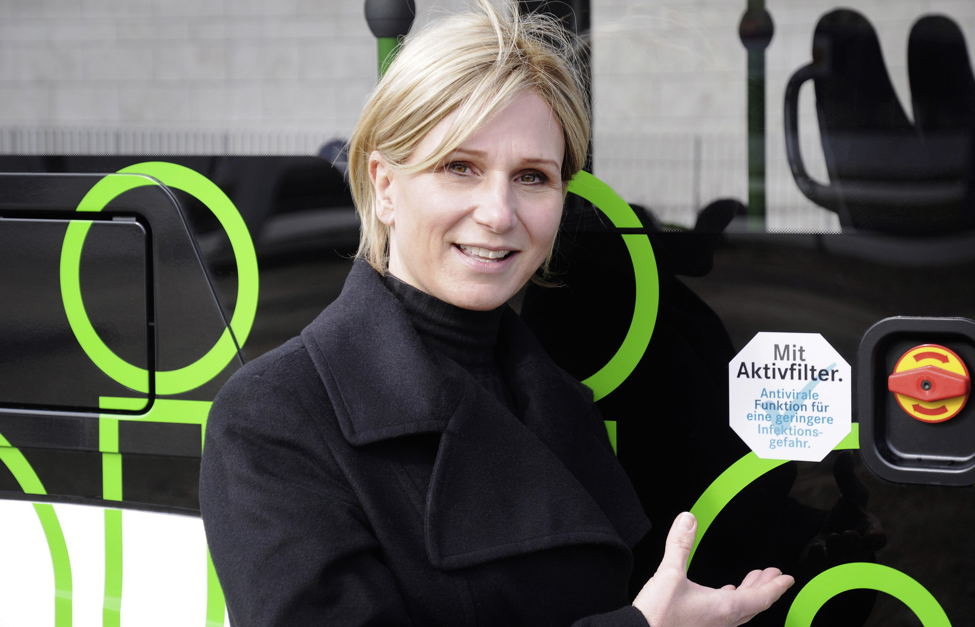 Dr. Sandra Schnarrenberger, Geschäftsführerin Gairing Omnibusverkehr GmbH & CO. KG, setzt auf die neuen von Daimler Buses entwickelten Aktivfilter Zwei Mercedes-Benz Citaro hybrid für Busunternehmen Gairing