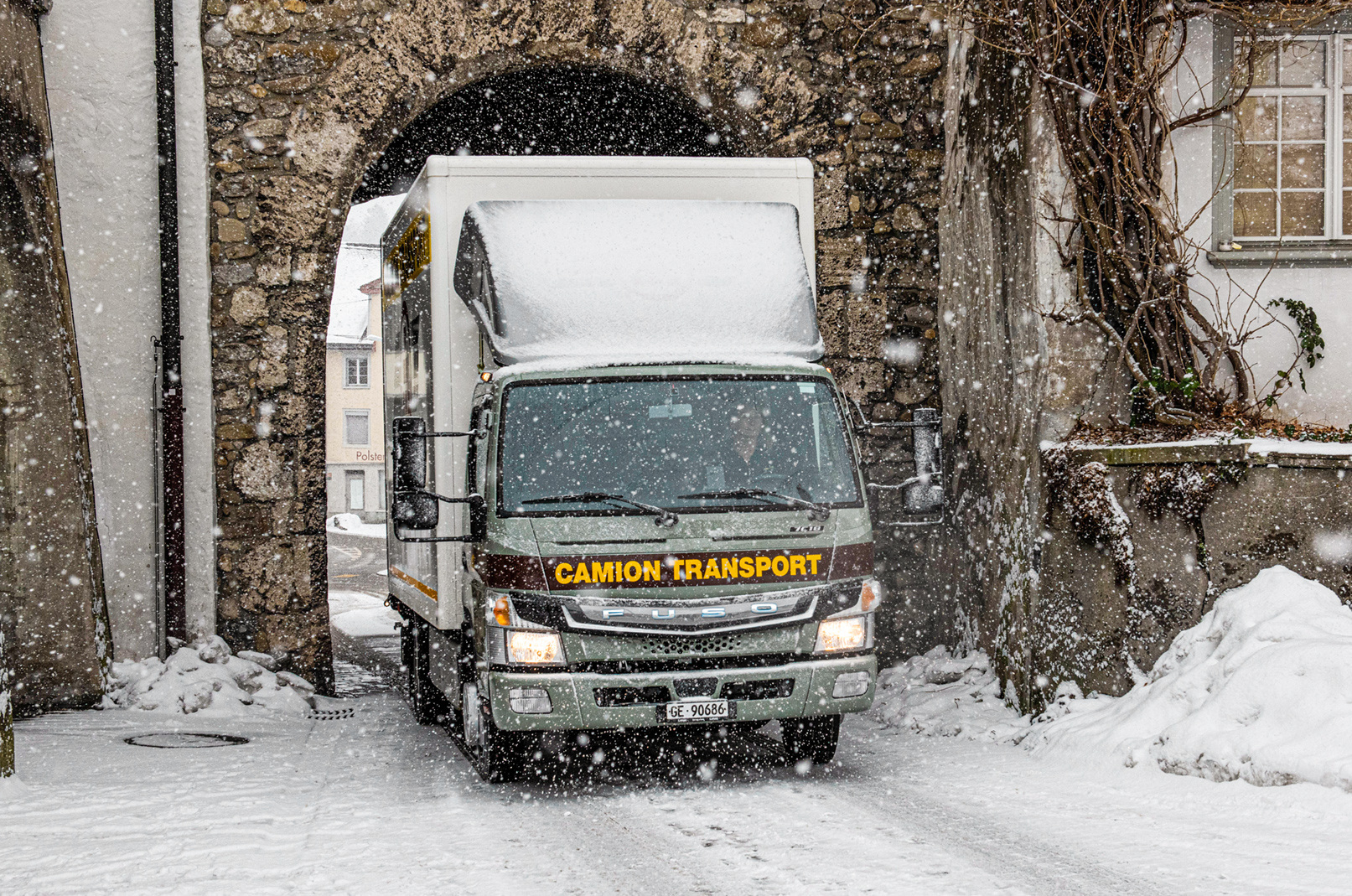 Grüezi eCanter! FUSO e-Lkw nun auch in der Schweiz im City-Einsatz Grüezi eCanter! FUSO e-Lkw nun auch in der Schweiz im City-Einsatz
