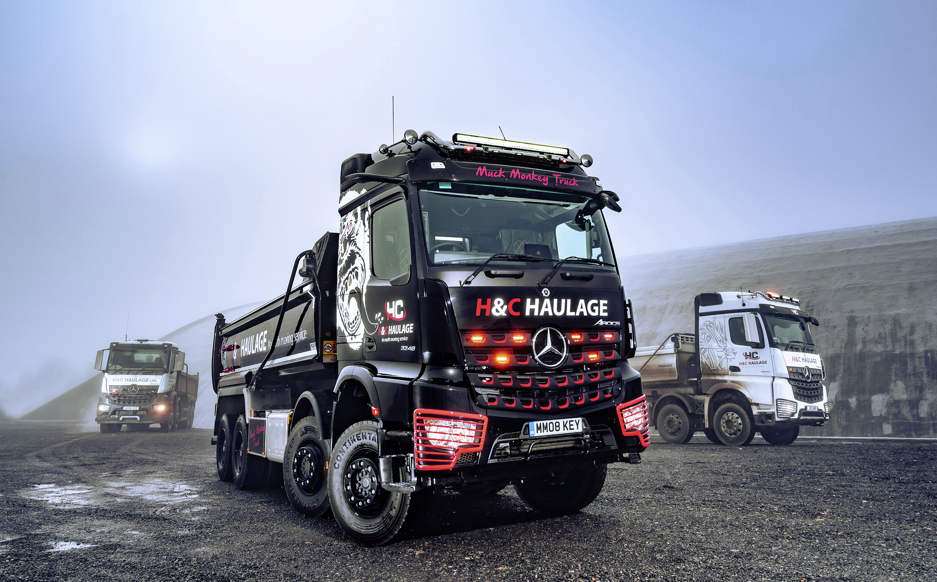 Arocs 3248-Schwarz-roter Arocs Vierachser 3248 als Schmuckstück für H & C: komplett in schwarz lackiert inklusive Felgen und Rahmen mit roten Akzenten Neues Schmuckstück für H & C Haulage