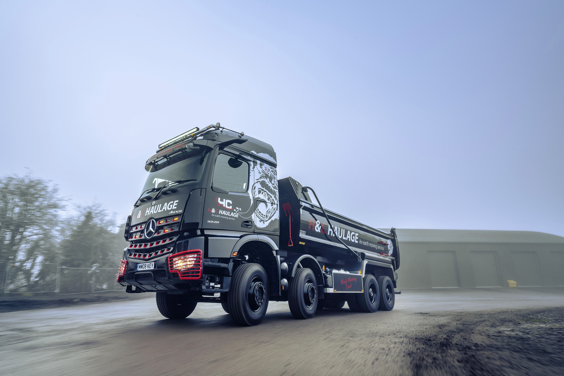 Arocs 3248-Schwarz-roter Arocs Vierachser 3248 als Schmuckstück für H & C: komplett in schwarz lackiert inklusive Felgen und Rahmen mit roten Akzenten Neues Schmuckstück für H & C Haulage