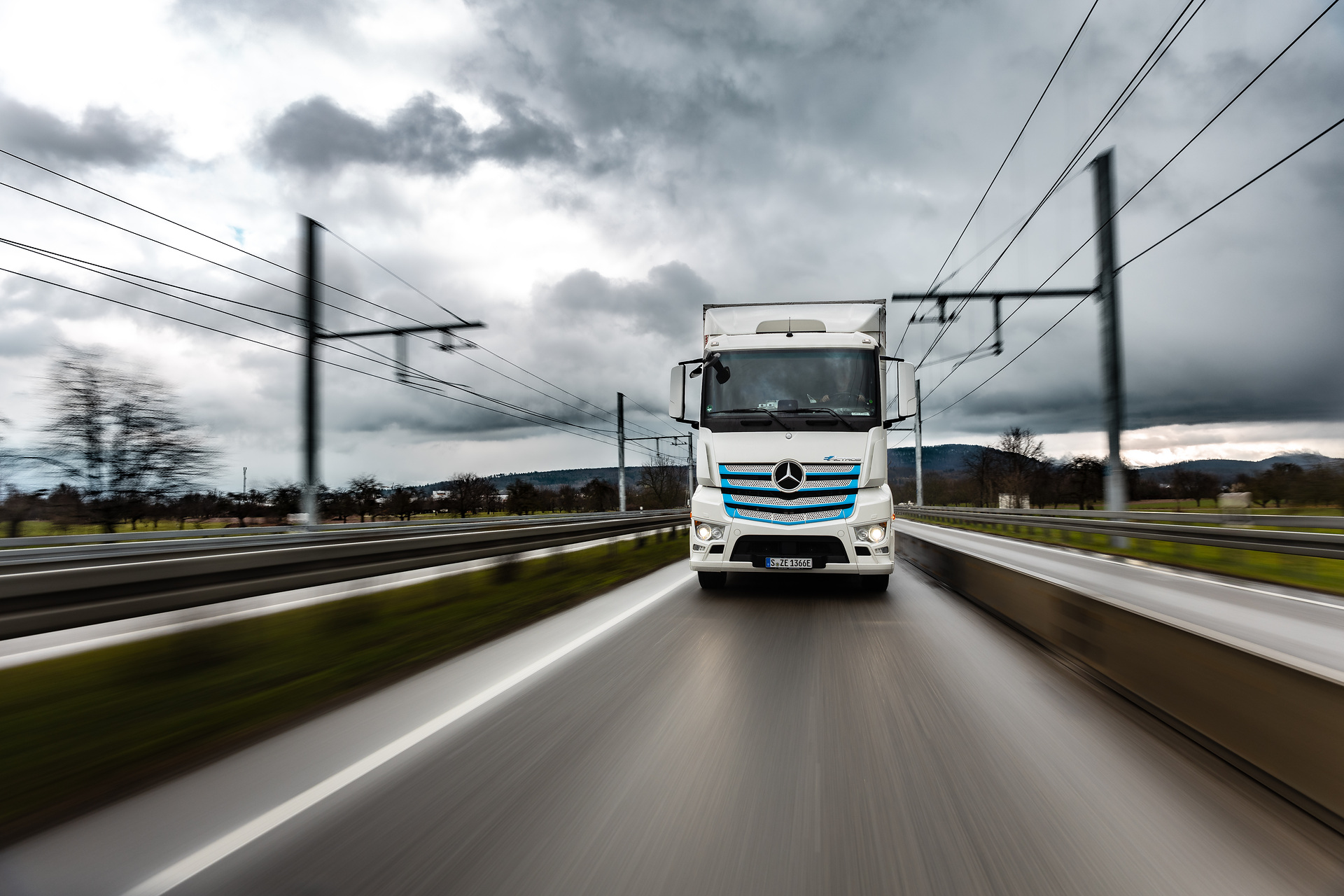 Geplanter Vergleich mit Oberleitungs-Lkw: batterieelektrischer Mercedes-Benz eActros fährt seit Januar auf zukünftiger Oberleitungsstrecke bis zu 300 km täglich Geplanter Vergleich mit Oberleitungs-Lkw: batterieelektrischer Mercedes-Benz eActros fährt seit Januar auf zukünftiger Oberleitungsstrecke bis zu 300 km täglich