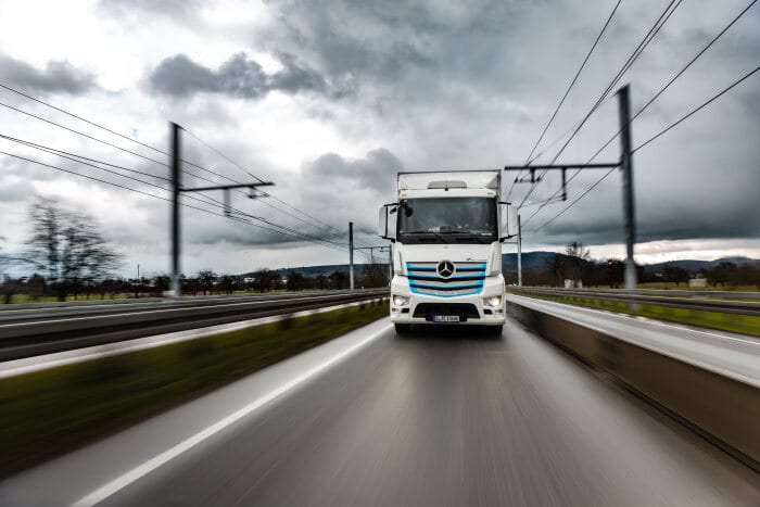 Planned comparison with catenary trucks: Since January, the battery-electric Mercedes-Benz eActros has been driving up to 300km daily on a future catenary route