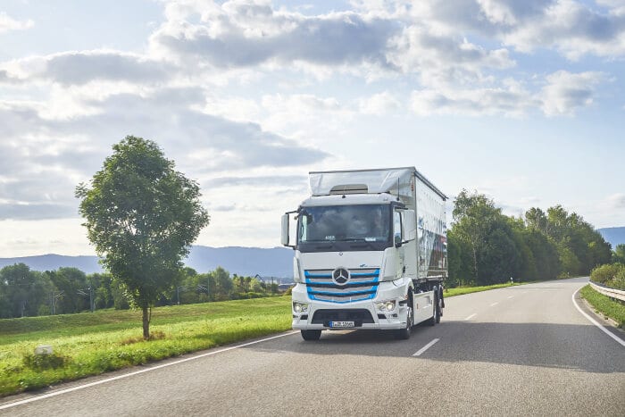 Planned comparison with catenary trucks: Since January, the battery-electric Mercedes-Benz eActros has been driving up to 300km daily on a future catenary route