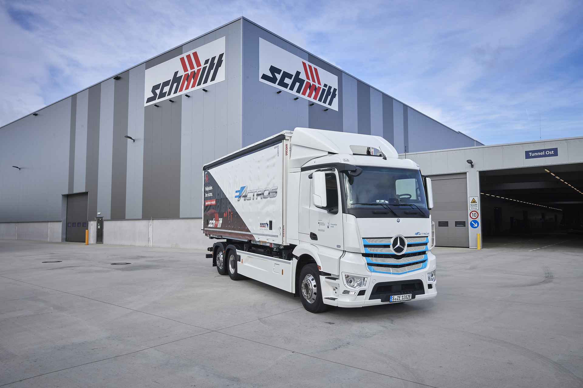 Planned comparison with catenary trucks: Since January, the battery-electric Mercedes-Benz eActros has been driving up to 300km daily on a future catenary route