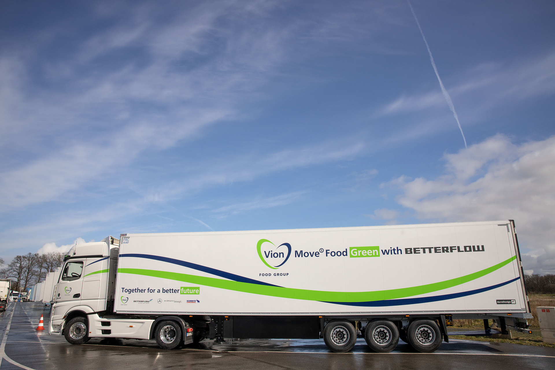 Gegenwind mit Wirkung – weniger Kraftstoff und CO2: Mercedes-Benz Trucks, die Vion Food Group, Schmitz Cargobull und Betterflow präsentieren hocheffizienten Sattelzug