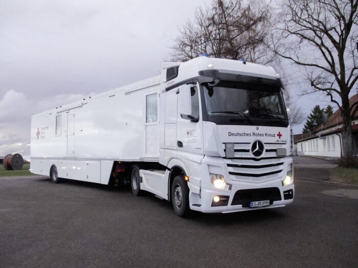 Covid-19 – Mercedes-Benz Actros wird zum rollenden Impflabor im Rems-Murr-Kreis