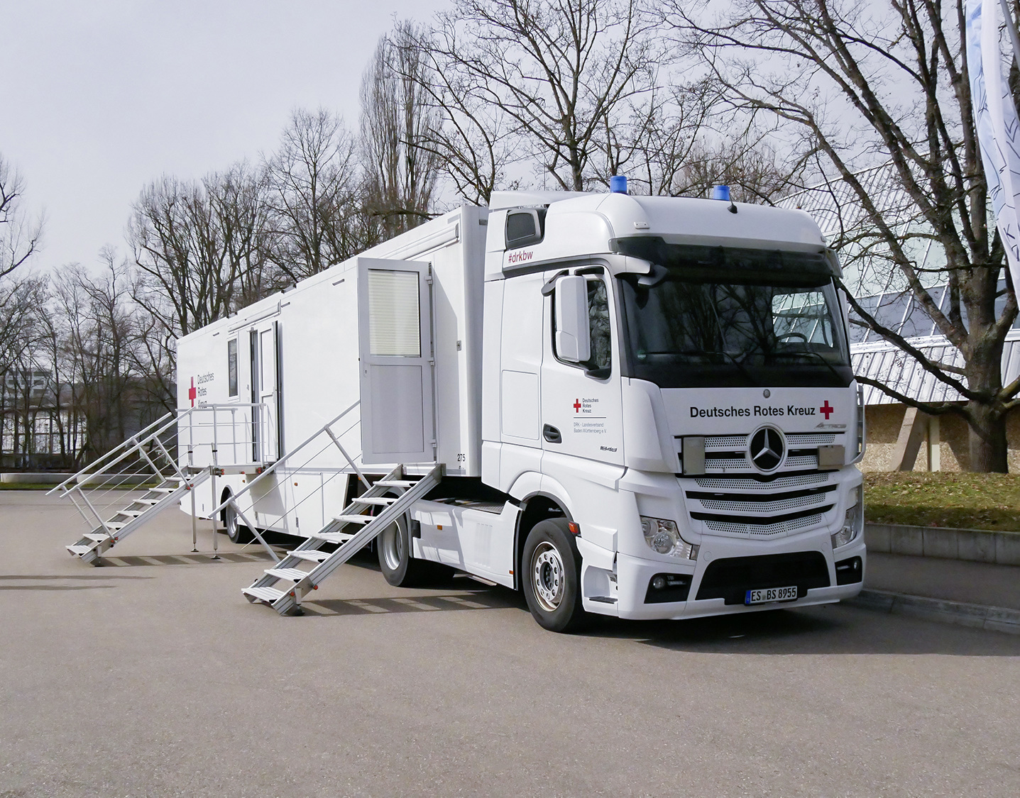 Mercedes-Benz Actros 1848 Covid 19-Impftruck Covid-19 – Mercedes-Benz Actros wird zum rollenden Impflabor im Rems-Murr-Kreis