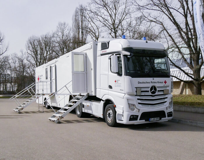 Covid-19 – Mercedes-Benz Actros wird zum rollenden Impflabor im Rems-Murr-Kreis