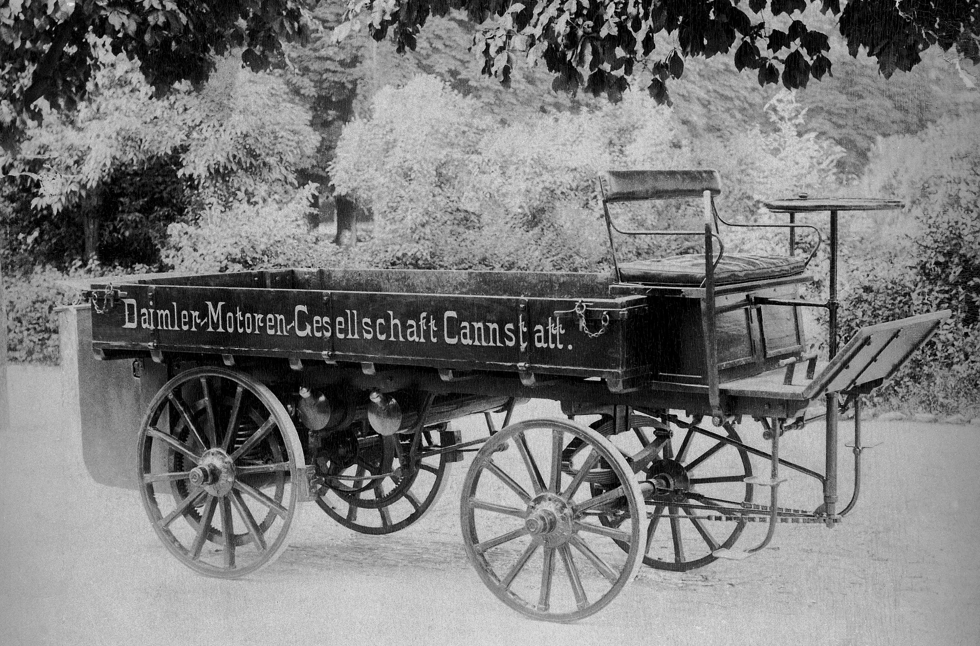 Der erste Lkw der Welt wird von Gottlieb Daimler im Jahr 1896 gebaut