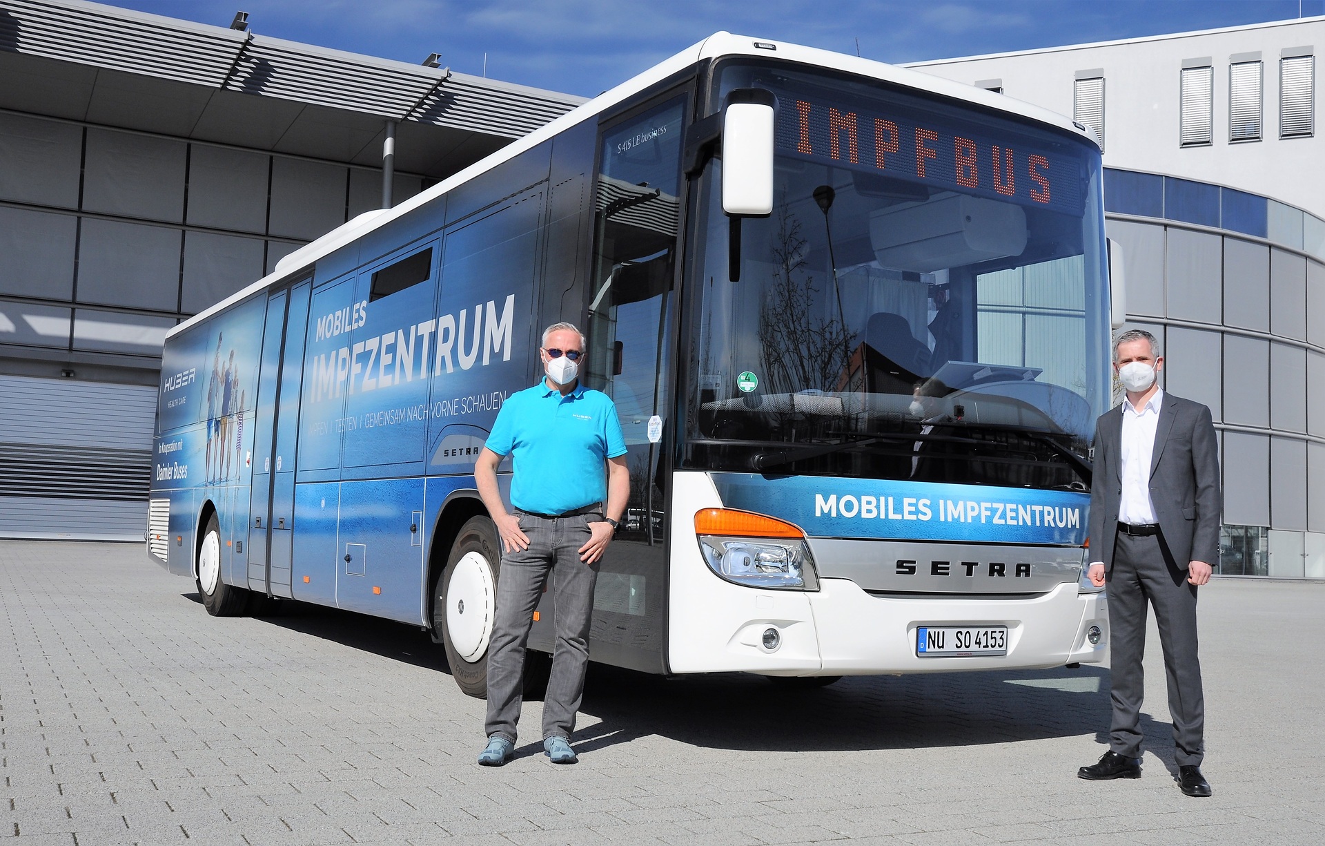 Dr. Jens Heinemann, Leiter Daimler Buses Vertrieb Privatkunden Deutschland, übergibt den neuen Impfbus an Thomas Görtler, Leiter Impfen und Testen bei der Huber Group. Setra Impfbus nimmt Fahrt auf
