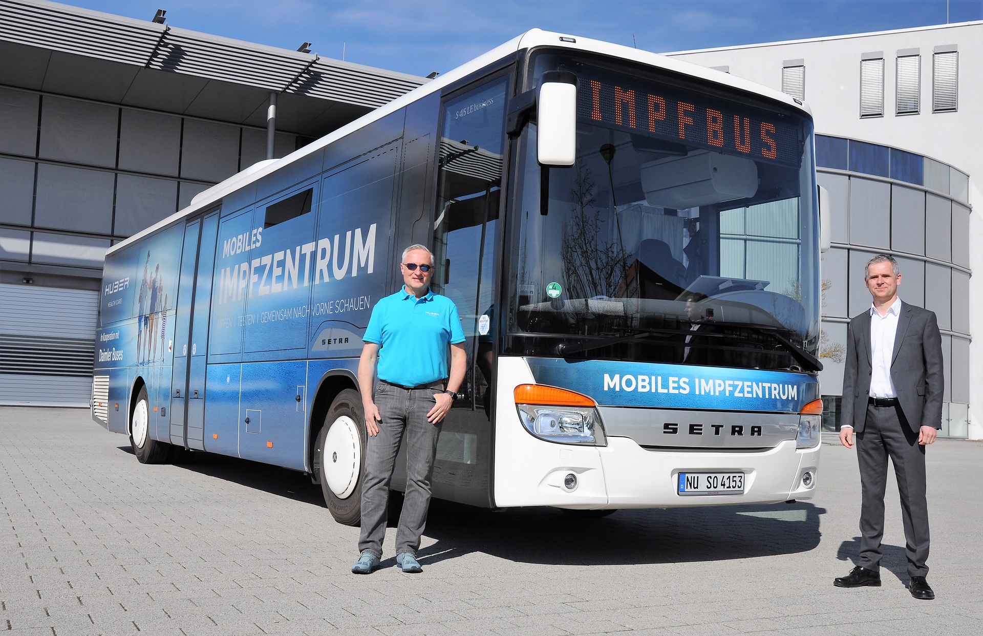 Dr. Jens Heinemann, Leiter Daimler Buses Vertrieb Privatkunden Deutschland, übergibt den neuen Impfbus an Thomas Görtler, Leiter Impfen und Testen bei der Huber Group. Setra Impfbus nimmt Fahrt auf