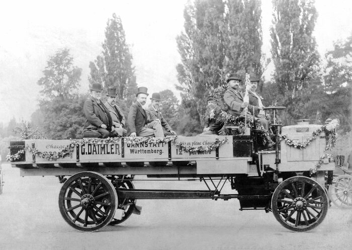 Der erste Lkw der Welt wird von Gottlieb Daimler im Jahr 1896 gebaut
