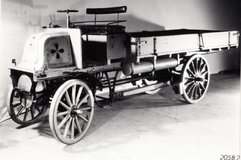 Der erste Lkw der Welt wird von Gottlieb Daimler im Jahr 1896 gebaut