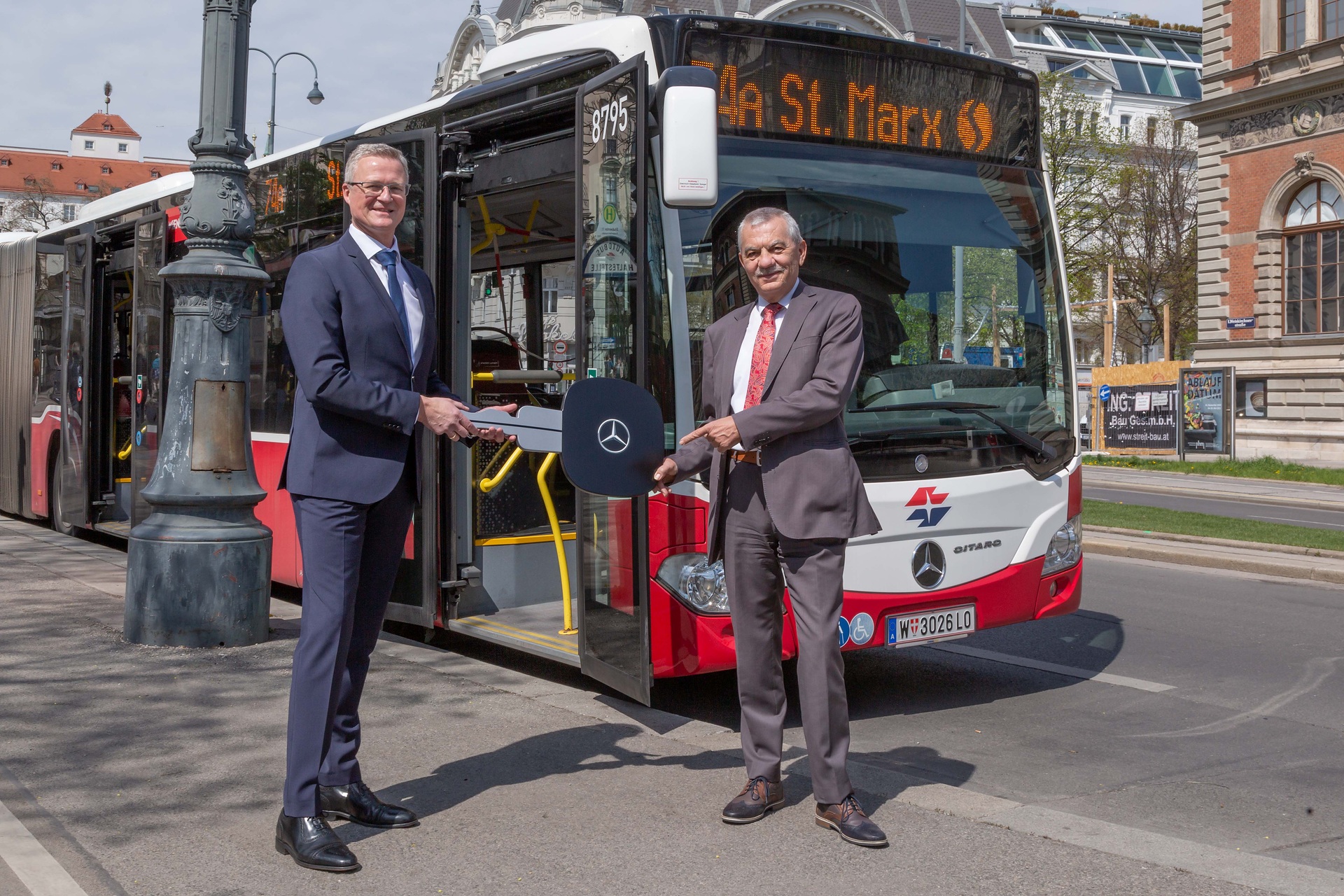 v.l.n.r: Dirk Schmelzer, CEO EvoBus Austria GmbH und Günter Steinbauer, CEO Wiener Linien GmbH und Co KG Die Wiener Linien vertrauen weiterhin der EvoBus Austria und dem Mercedes-Benz Citaro