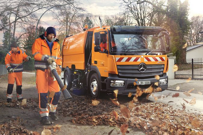 Atego räumt mit dem Laub auf