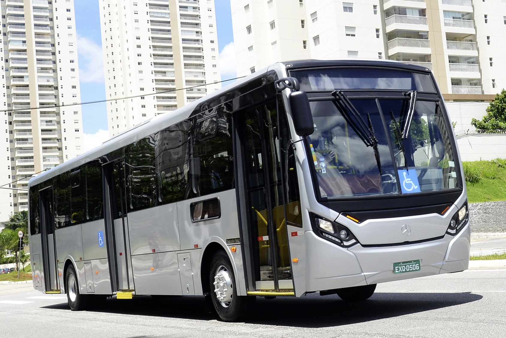 Daimler Buses is launching the Mercedes-Benz Super Padron O 500 R 1830 on the Brazilian market. The new bus chassis can be equipped with urban bodies of up to 14 metres in length and offers space for up to 100 passengers. Space for up to 100 passengers: Daimler Buses is launching the Mercedes-Benz Super Padron on the Brazilian market