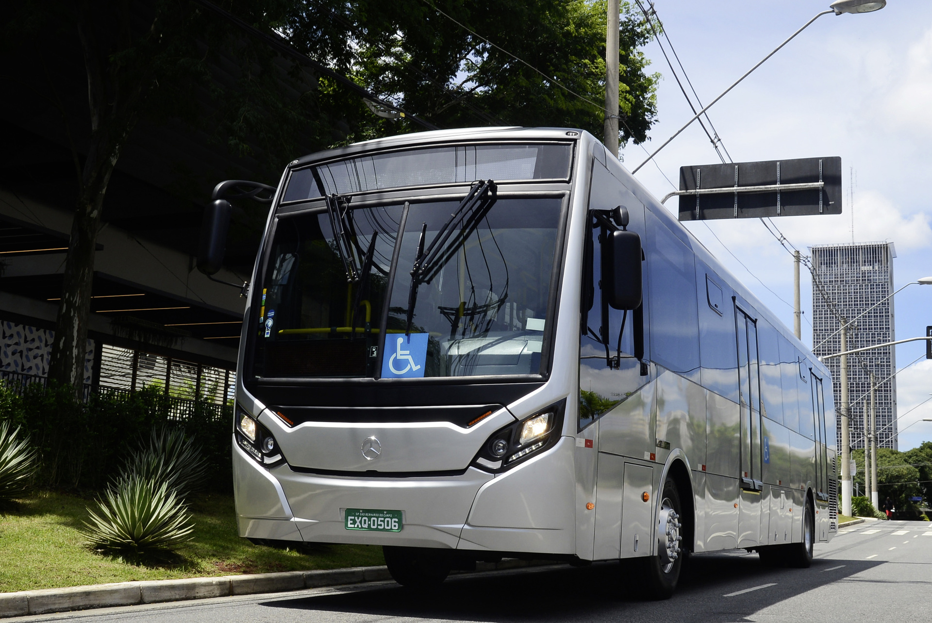 Daimler Buses is launching the Mercedes-Benz Super Padron O 500 R 1830 on the Brazilian market. The new bus chassis can be equipped with urban bodies of up to 14 metres in length and offers space for up to 100 passengers. Space for up to 100 passengers: Daimler Buses is launching the Mercedes-Benz Super Padron on the Brazilian market