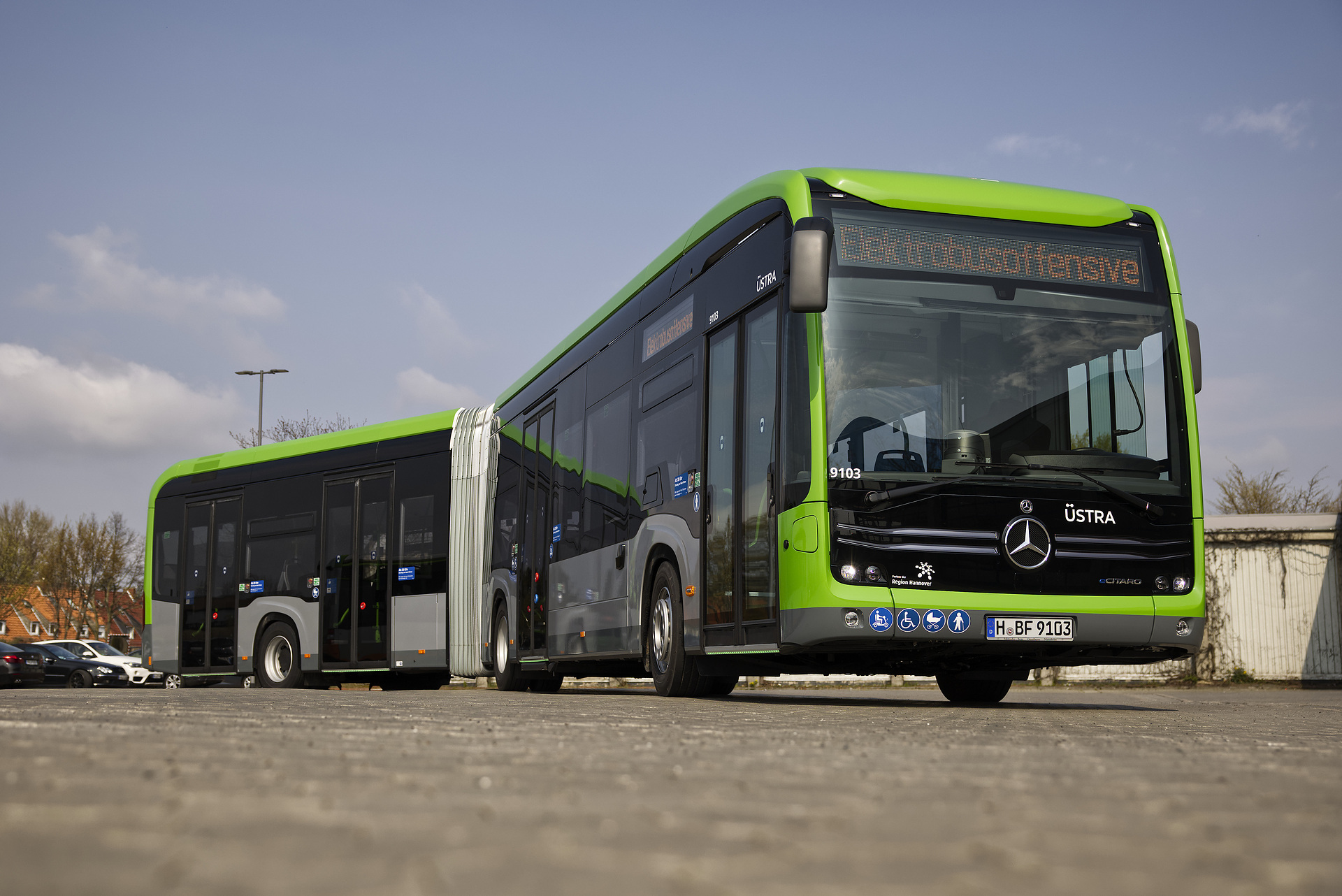 Premiere für den eCitaro G mit neuen Lithium-Ionen-Batterien: Mercedes-Benz liefert erste vollelektrisch angetriebene Gelenkbusse an die ÜSTRA in Hannover aus Premiere für den eCitaro G mit neuen Lithium-Ionen-Batterien: Mercedes-Benz liefert erste vollelektrisch angetriebene Gelenkbusse an die ÜSTRA in Hannover aus