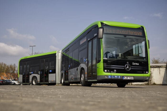 Premiere für den eCitaro G mit neuen Lithium-Ionen-Batterien: Mercedes-Benz liefert erste vollelektrisch angetriebene Gelenkbusse an die ÜSTRA in Hannover aus