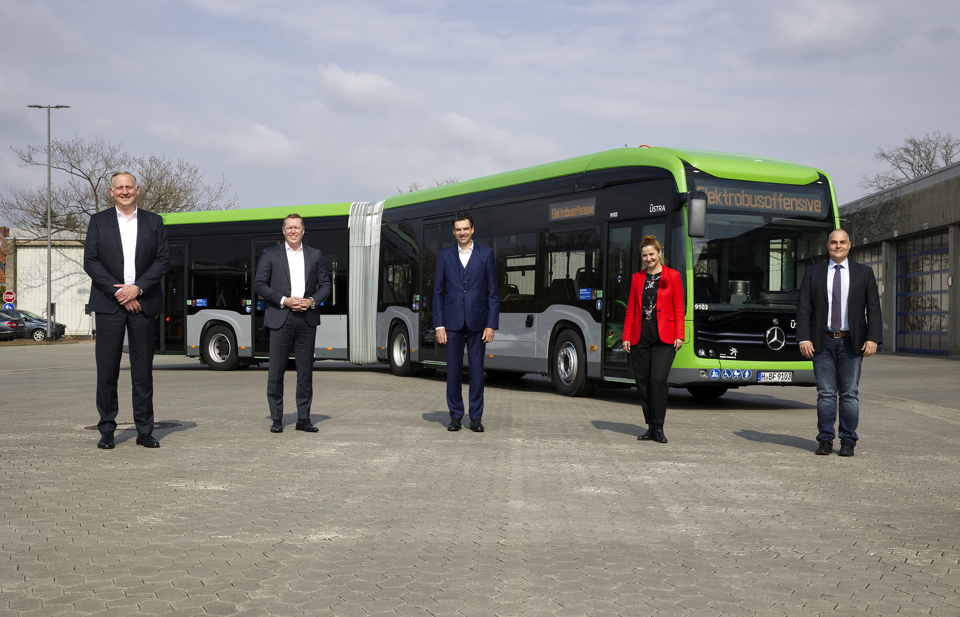 Von links nach rechts: Mirko Sgodda, Rüdiger Kappel, Alexander Kols, Denise Hain (ÜSTRA Vorständin Betrieb und Personal), Frank Ahrndt (ÜSTRA Unternehmensbereichsleiter Bus). Premiere für den eCitaro G mit neuen Lithium-Ionen-Batterien: Mercedes-Benz liefert erste vollelektrisch angetriebene Gelenkbusse an die ÜSTRA in Hannover aus