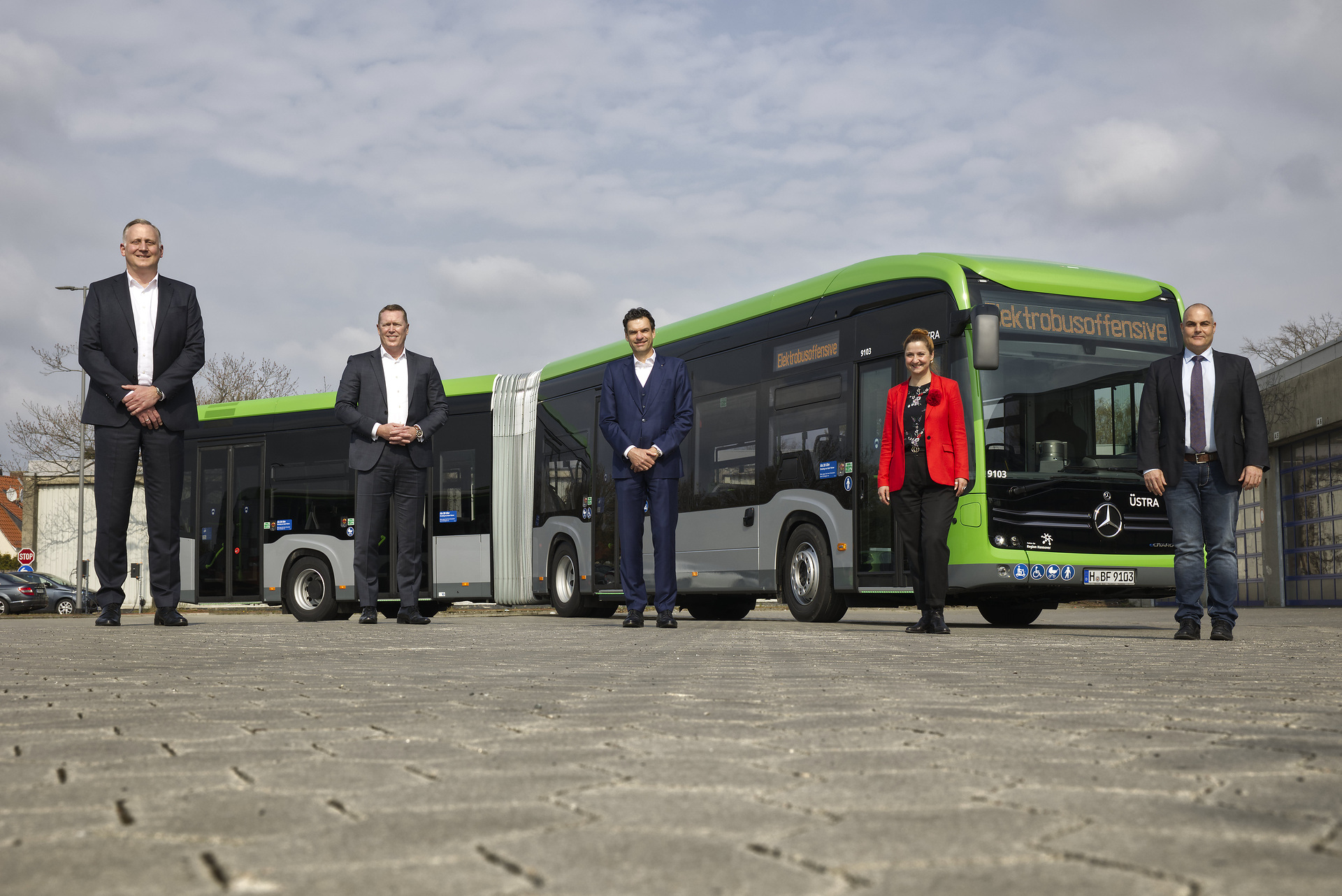 Von links nach rechts: Mirko Sgodda, Rüdiger Kappel, Alexander Kols, Denise Hain (ÜSTRA Vorständin Betrieb und Personal), Frank Ahrndt (ÜSTRA Unternehmensbereichsleiter Bus). Premiere für den eCitaro G mit neuen Lithium-Ionen-Batterien: Mercedes-Benz liefert erste vollelektrisch angetriebene Gelenkbusse an die ÜSTRA in Hannover aus