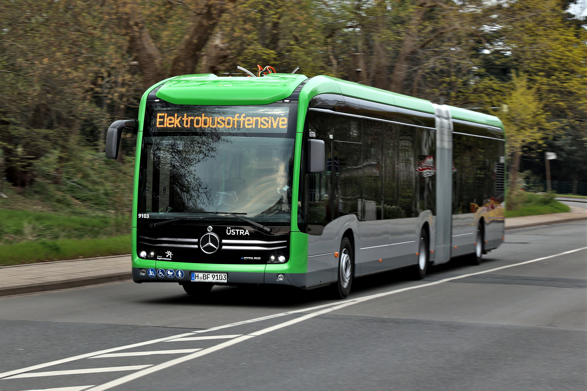 Premiere für den eCitaro G mit neuen Lithium-Ionen-Batterien: Mercedes-Benz liefert erste vollelektrisch angetriebene Gelenkbusse an die ÜSTRA in Hannover aus Premiere für den eCitaro G mit neuen Lithium-Ionen-Batterien: Mercedes-Benz liefert erste vollelektrisch angetriebene Gelenkbusse an die ÜSTRA in Hannover aus