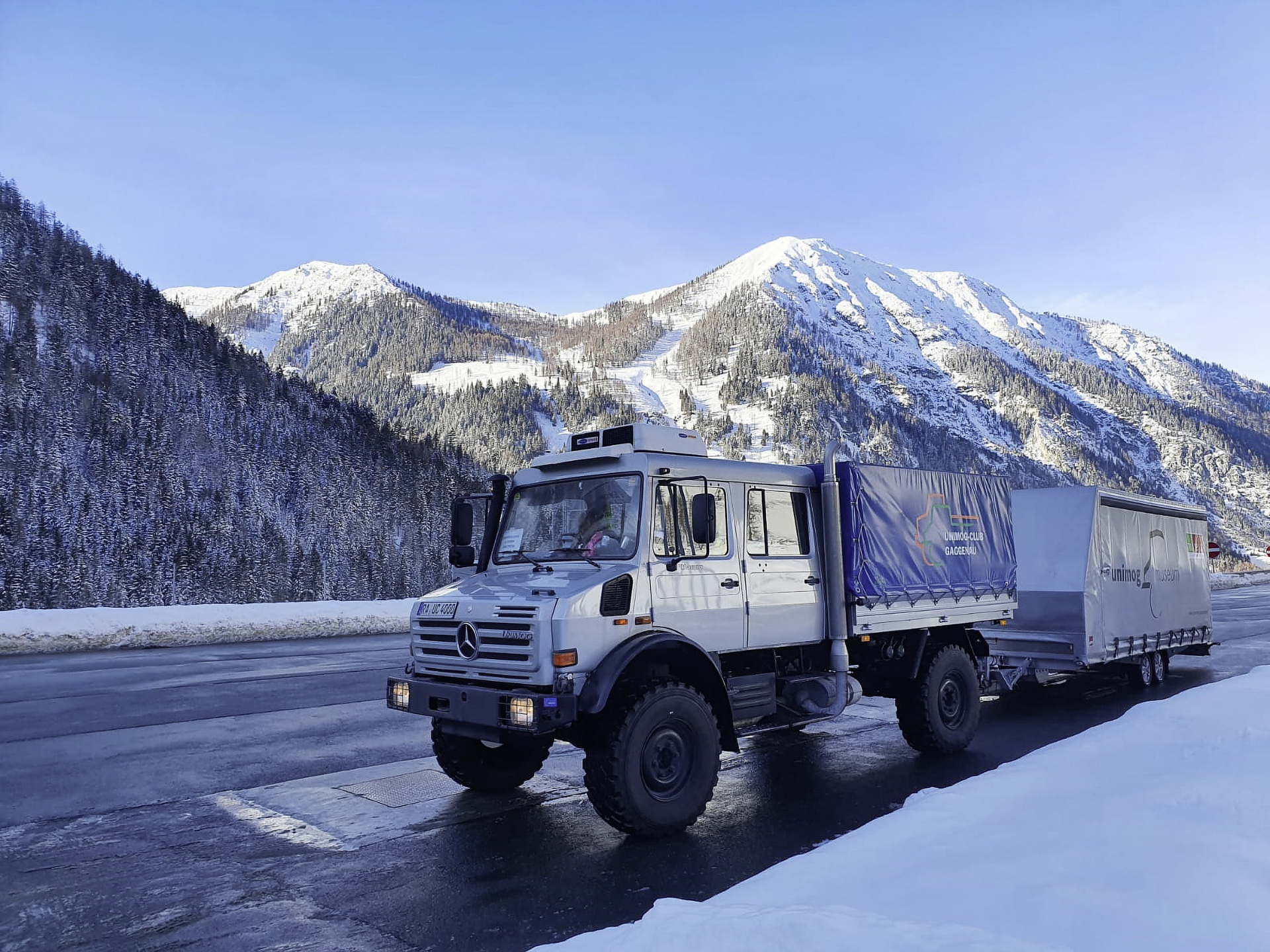Unimog U 4000 vom Unimog-Club Gaggenau bringt Hilfsgüter zu Erdbebenopfern im Katastrophengebiet der Region Petrinja (Kroatien). Unimog bringt Hilfsgüter zu Erdbebenopfern nach Kroatien