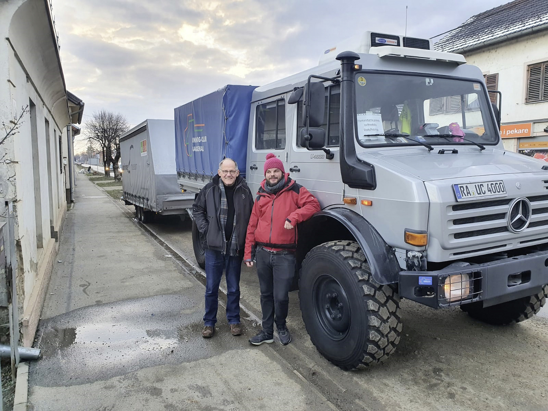 Unimog U 4000 vom Unimog-Club Gaggenau bringt Hilfsgüter zu Erdbebenopfern im Katastrophengebiet der Region Petrinja (Kroatien). Auf dem Foto zu sehen sind René Dusseldorp (links) und Greg Köhler (rechts) vor dem vollgepackten Unimog Gespann mit 14 Metern Länge. Unimog bringt Hilfsgüter zu Erdbebenopfern nach Kroatien