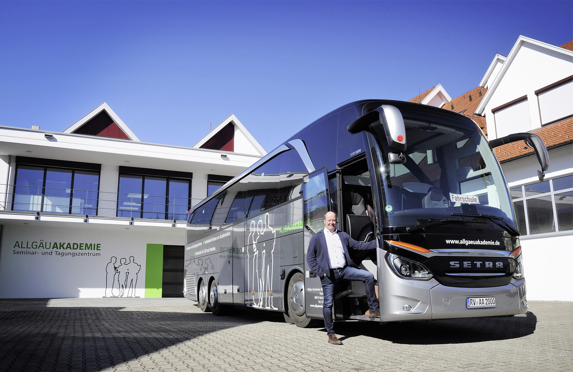 Inhaber Peter Wild mit dem S 515 HDH vor seinem Schulungszentrum in Bad Wurzach. Setra – von Anfang an