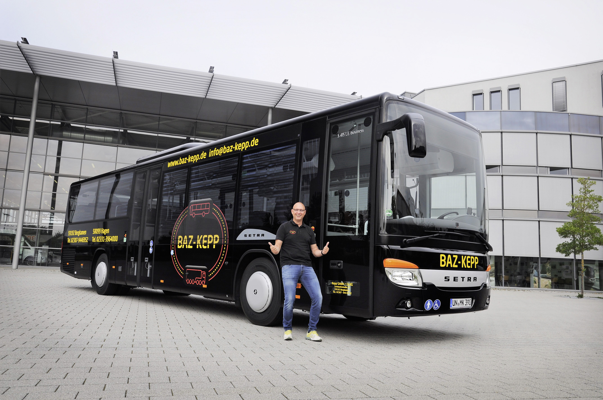 Michael Kepp, Inhaber des BAZ Berufskraftfahrerausbildungszentrums in Bergkamen freut sich über seinen S 415 LE business der Setra MultiClass. Setra – von Anfang an