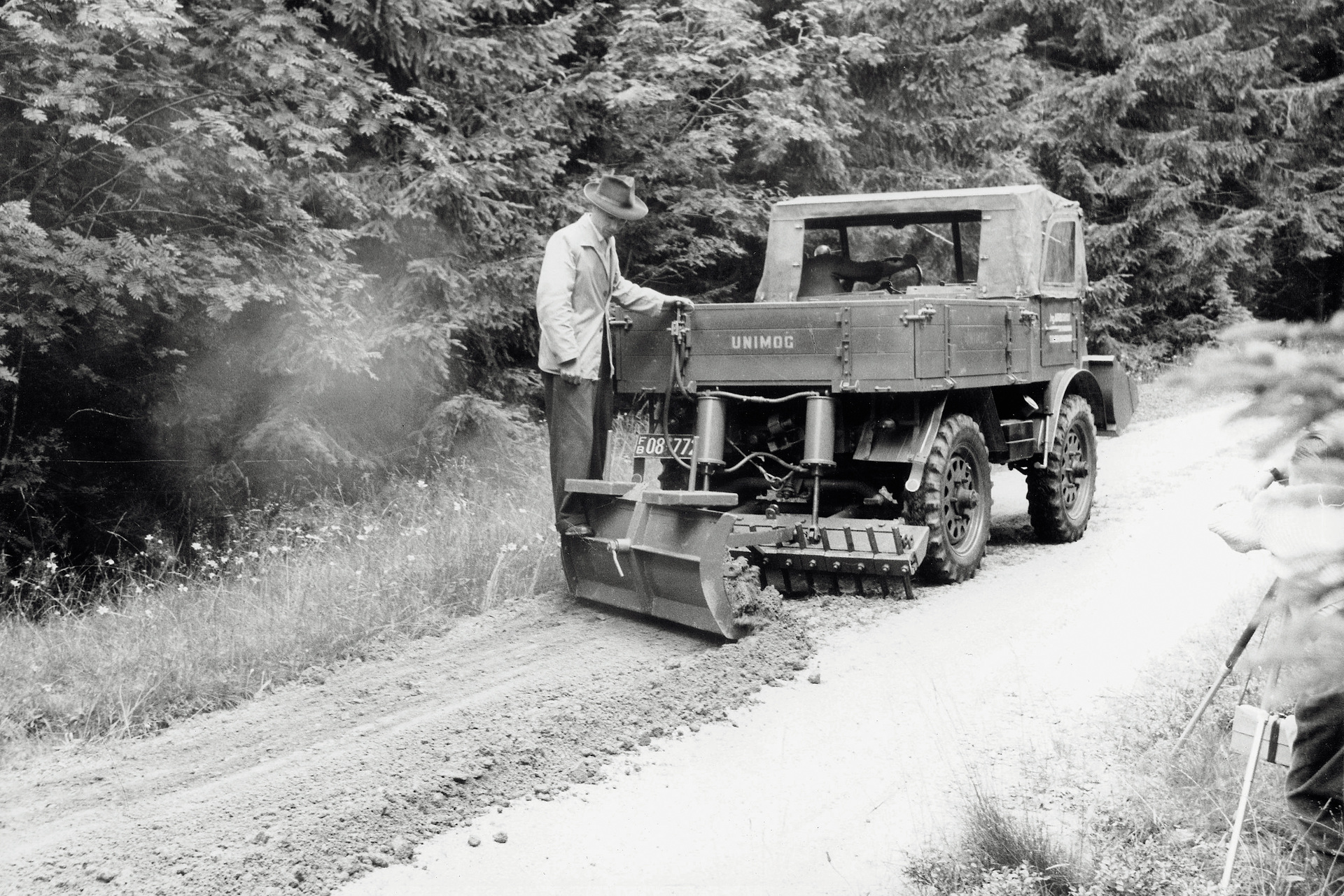 Stuttgart/Gaggenau - Ab 1951 zählt der Unimog zum Portfolio von Daimler-Benz und der U 25 (Baureihe 2010) wurde von 1951 – 1953 im Lkw-Werk Gaggenau produziert. Nach der Landwirtschaft eroberte der Unimog auch andere Branchen