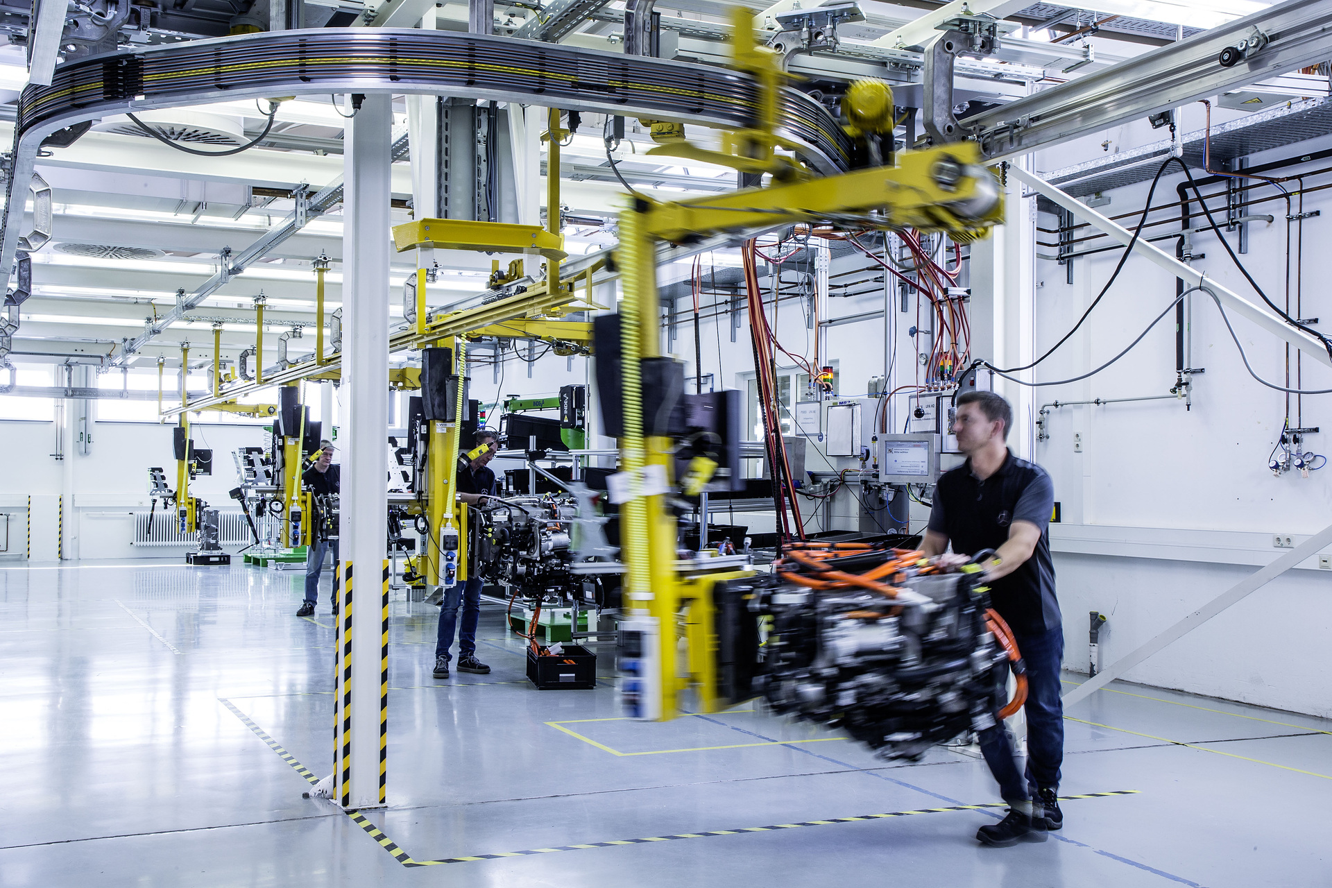 Montage in Nabern, Komponenten werden zum fertigen Brennstoffzellensystem zusammengebaut Daimler Truck AG und Volvo Group bekennen sich klar zur wasserstoffbasierten Brennstoffzelle – Start des neuen Joint Ventures cellcentric