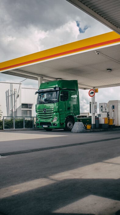 Mercedes-Benz trucks pay automatically for fueling at Shell stations: Mercedes-Benz Trucks and Shell successfully trial digital fuel payments