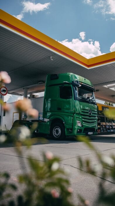 Mercedes-Benz trucks pay automatically for fueling at Shell stations: Mercedes-Benz Trucks and Shell successfully trial digital fuel payments