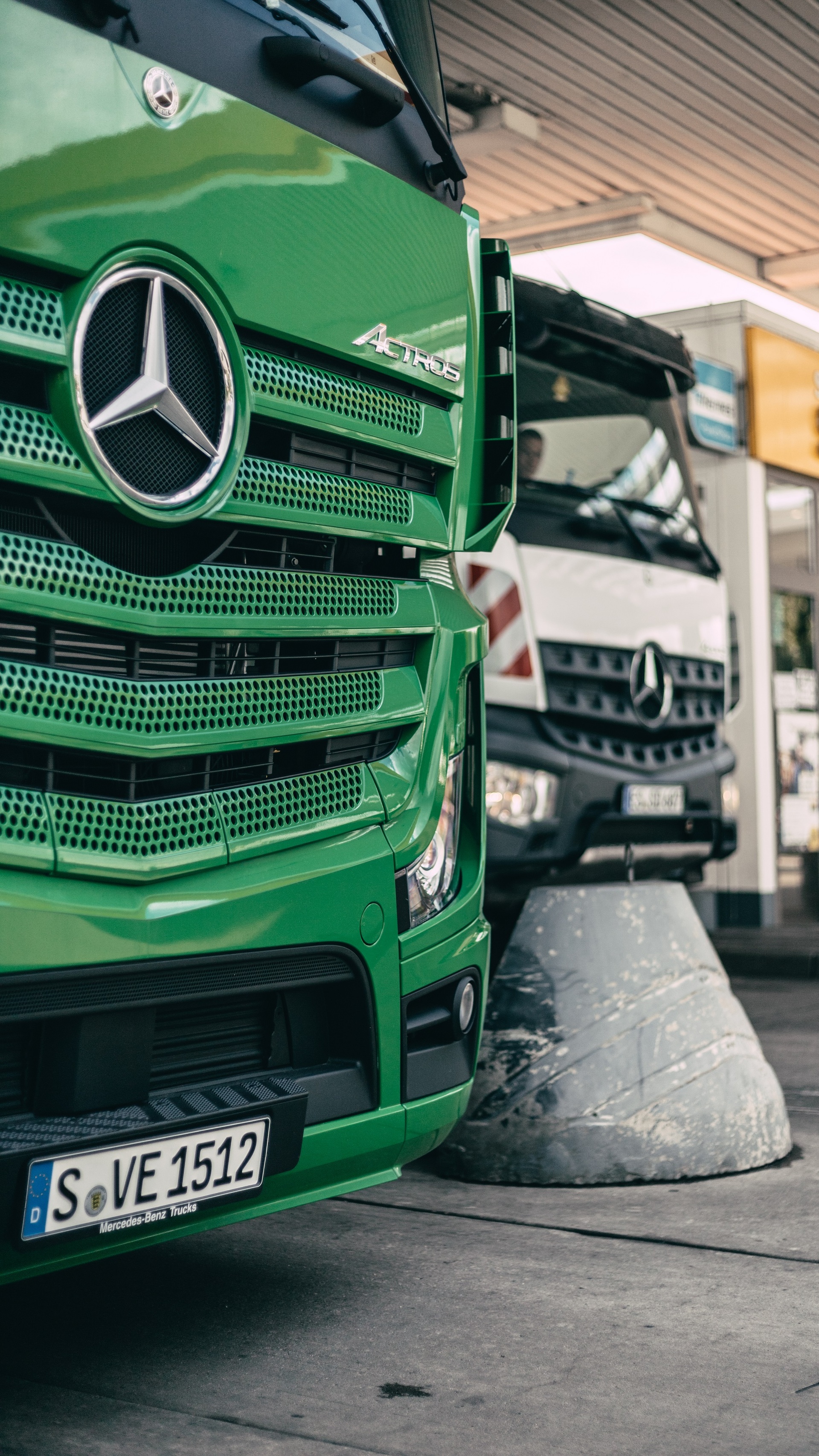 Mercedes-Benz trucks pay automatically for fueling at Shell stations: Mercedes-Benz Trucks and Shell successfully trial digital fuel Mercedes-Benz trucks pay automatically for fueling at Shell stations: Mercedes-Benz Trucks and Shell successfully trial digital fuel payments