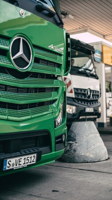 Mercedes-Benz trucks pay automatically for fueling at Shell stations: Mercedes-Benz Trucks and Shell successfully trial digital fuel payments