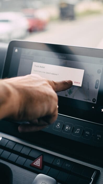 Mercedes-Benz trucks pay automatically for fueling at Shell stations: Mercedes-Benz Trucks and Shell successfully trial digital fuel payments