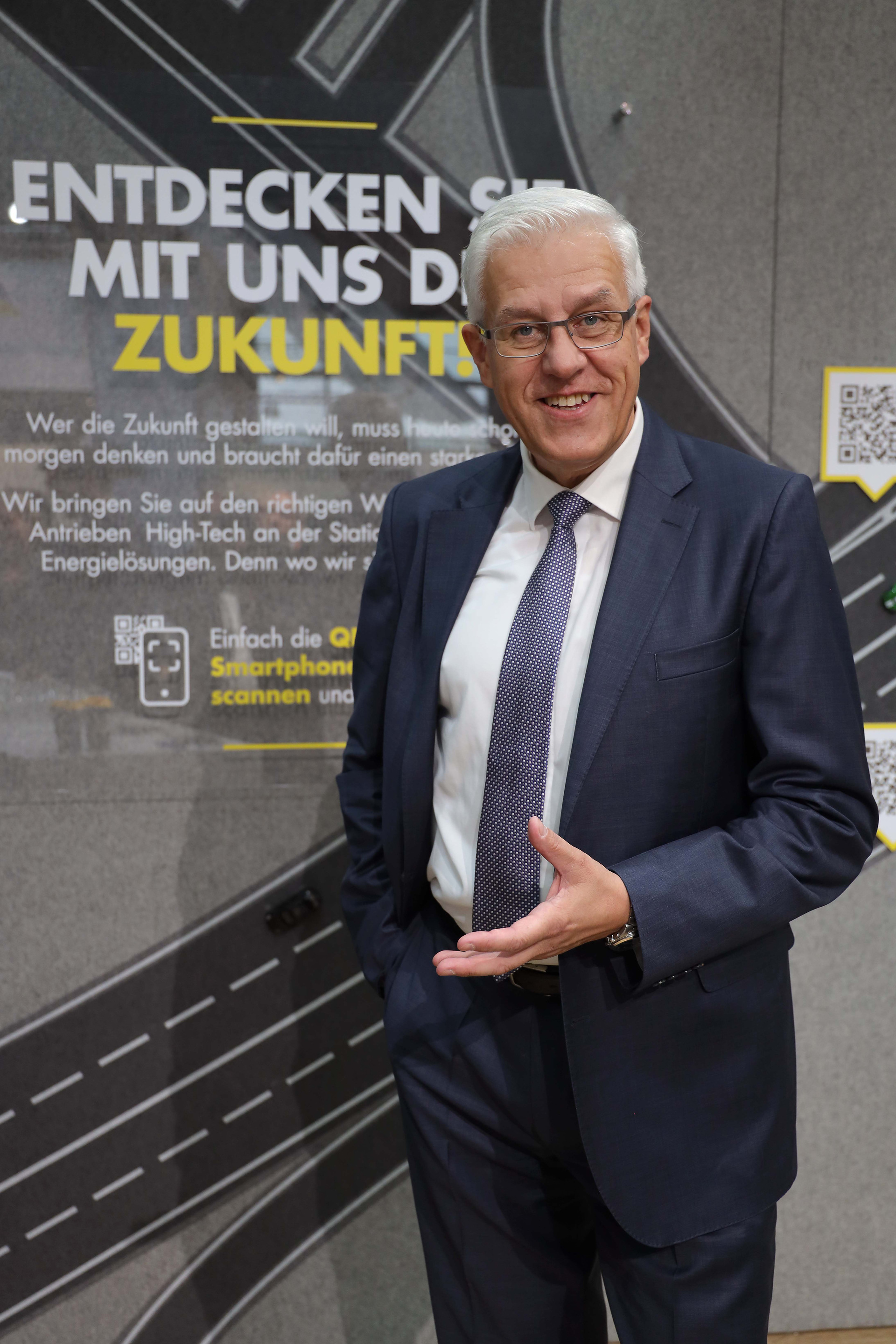Rainer Klöpfer, Managing Director euroShell Deutschland GmbH & Co. KG Mercedes-Benz trucks pay automatically for fueling at Shell stations: Mercedes-Benz Trucks and Shell successfully trial digital fuel payments