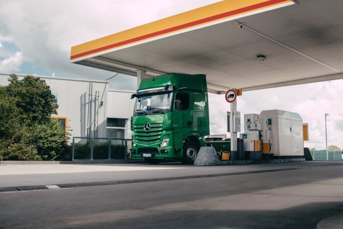 Mercedes-Benz trucks pay automatically for fueling at Shell stations: Mercedes-Benz Trucks and Shell successfully trial digital fuel payments