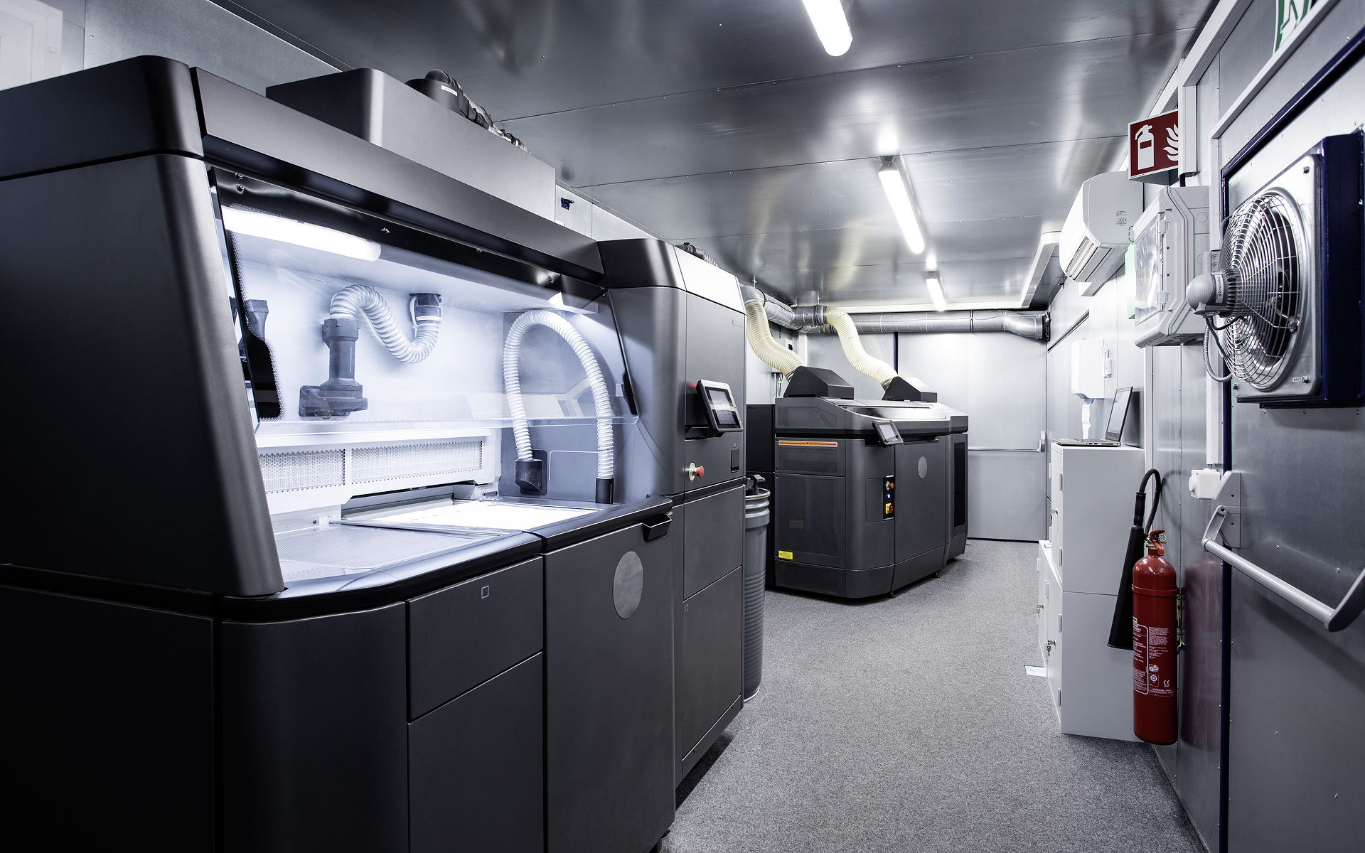 Das mobile Druck-Center in Form eines Containers beinhaltet auf nur 36 m2 alle relevanten Stationen, die für die Fertigung von Ersatzteilen aus dem 3D-Drucker benötigt werden. Mobiles 3D-Druck-Center für noch mehr Kundennähe und schnelle Ersatzteilverfügbarkeit
