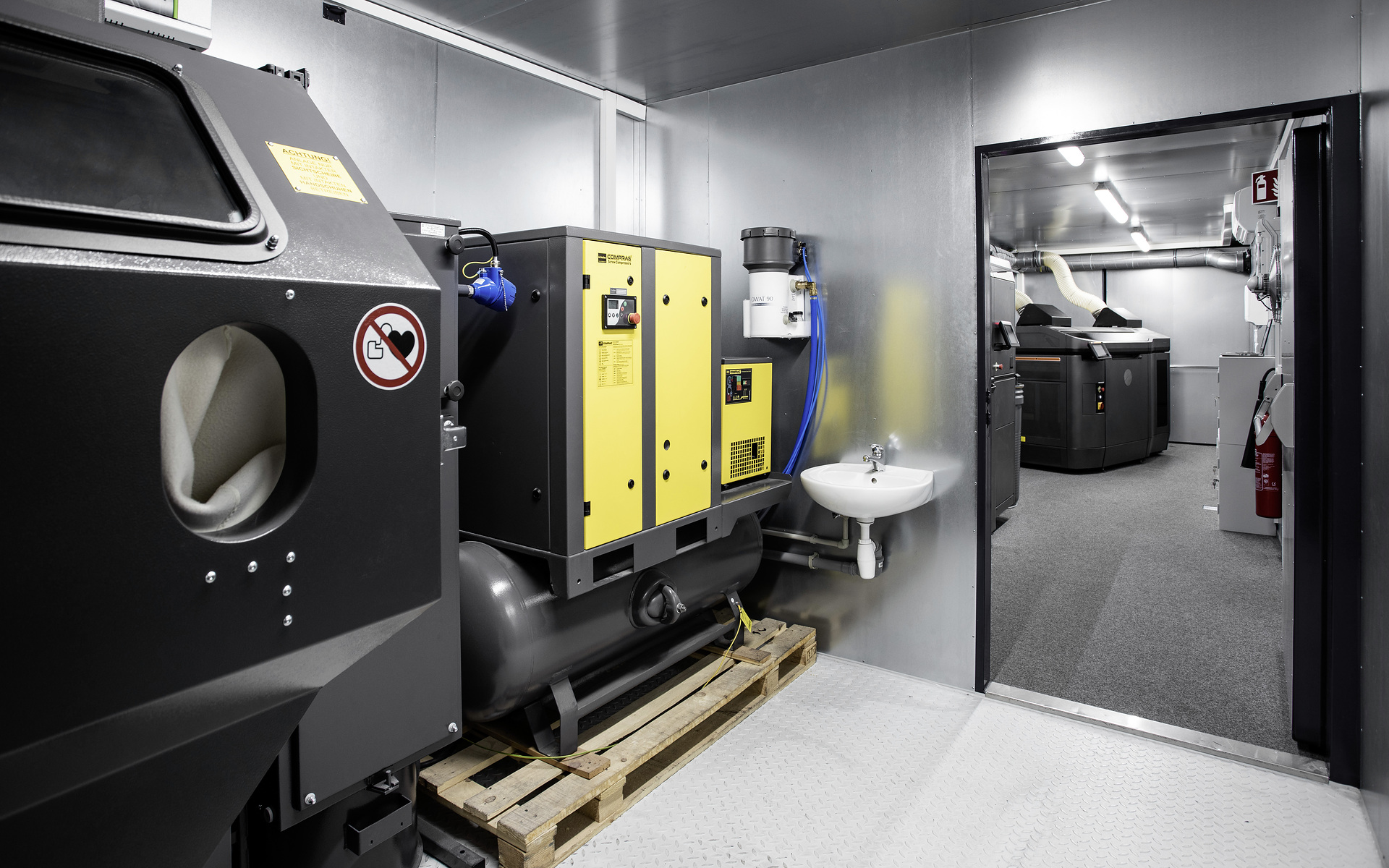 Das mobile Druck-Center in Form eines Containers beinhaltet auf nur 36 m2 alle relevanten Stationen, die für die Fertigung von Ersatzteilen aus dem 3D-Drucker benötigt werden. Mobiles 3D-Druck-Center für noch mehr Kundennähe und schnelle Ersatzteilverfügbarkeit