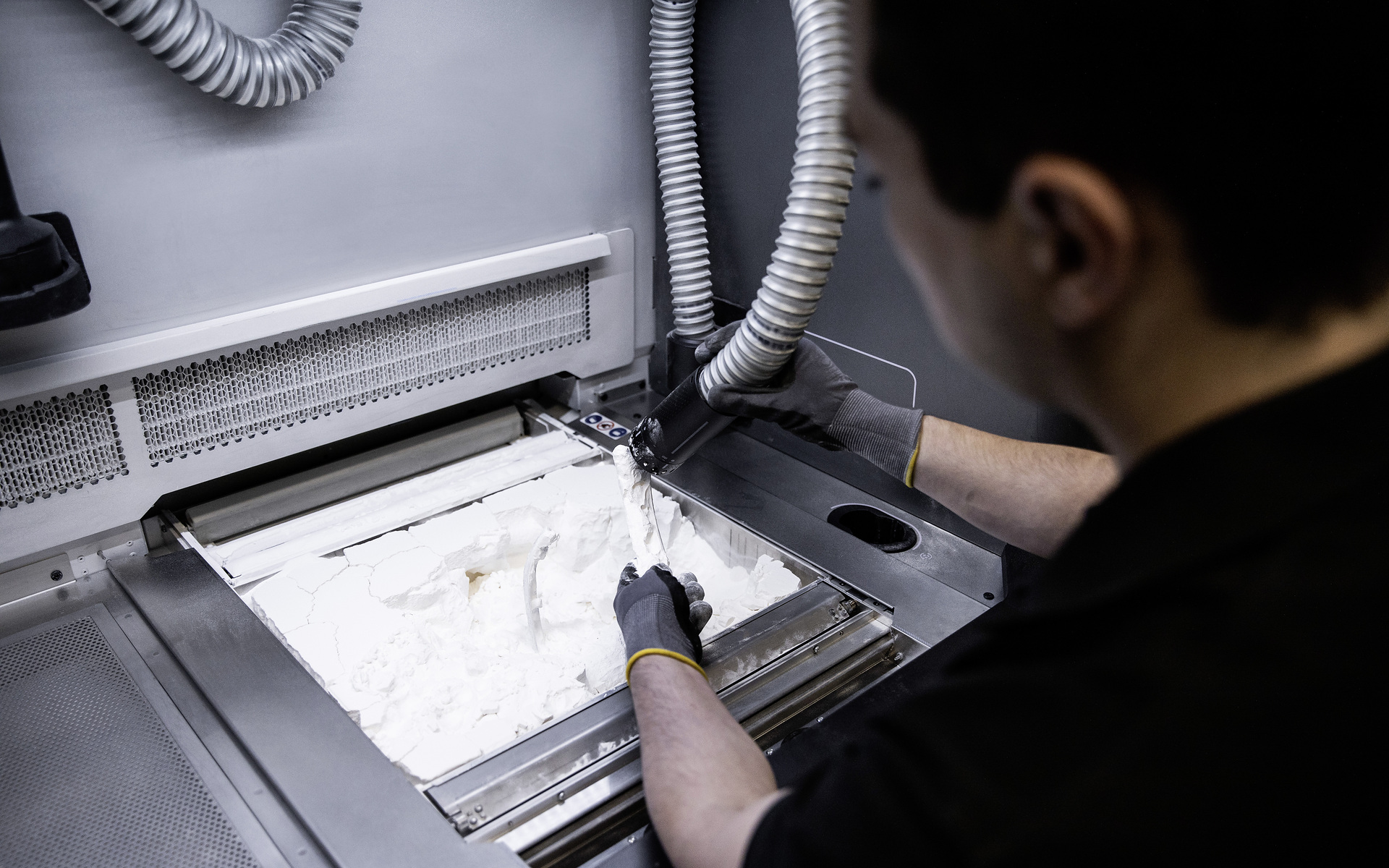 An einer Prozessstation wird das benötigte Pulver vorbereitet und das 3D-gedruckte Ersatzteil im Nachgang vom Restpulver befreit. Mobiles 3D-Druck-Center für noch mehr Kundennähe und schnelle Ersatzteilverfügbarkeit