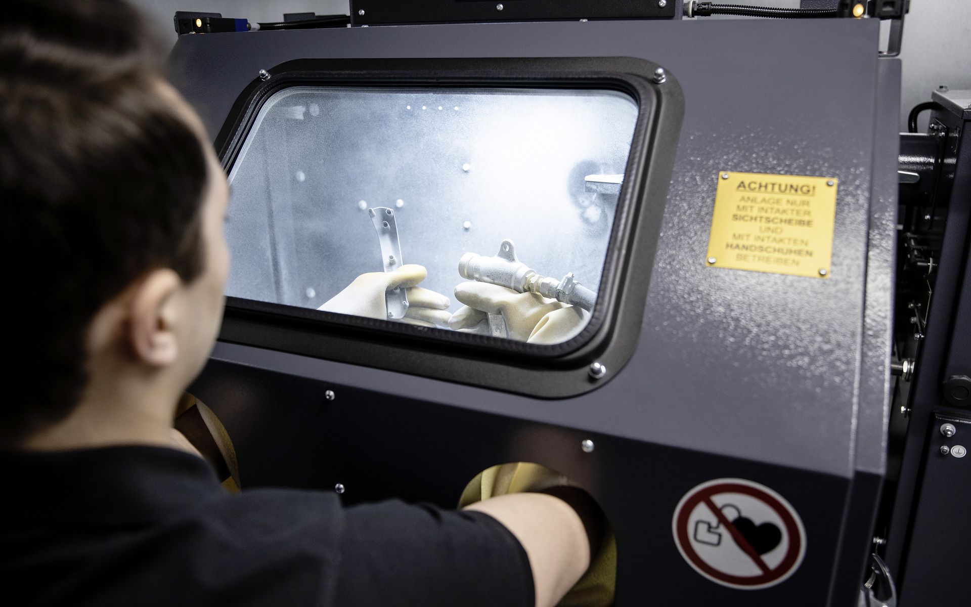 In einem Nebenraum befindet sich eine Strahlanlage, die für eine optimale Oberfläche der Bauteile sorgt. Mobiles 3D-Druck-Center für noch mehr Kundennähe und schnelle Ersatzteilverfügbarkeit