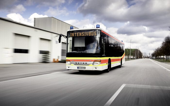 Setra Low Entry wird zum Krankenwagen mit vier Intensivbetten