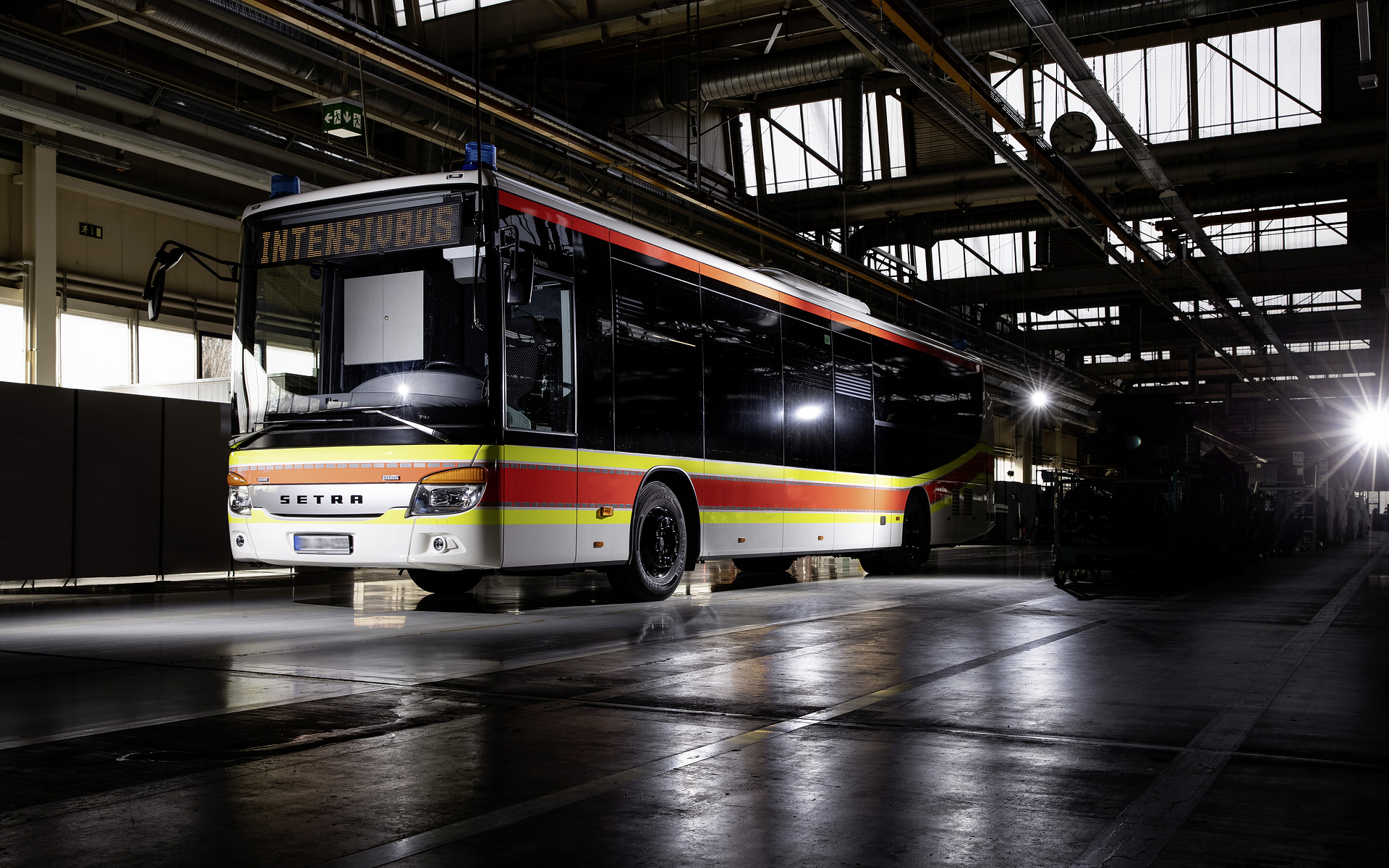 Setra Low Entry wird zum Krankenwagen mit vier Intensivbetten